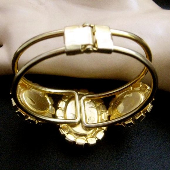 Stunning Bracelet Clamper Red glass goldtone setting clear rhinestones - Picture 2 of 3